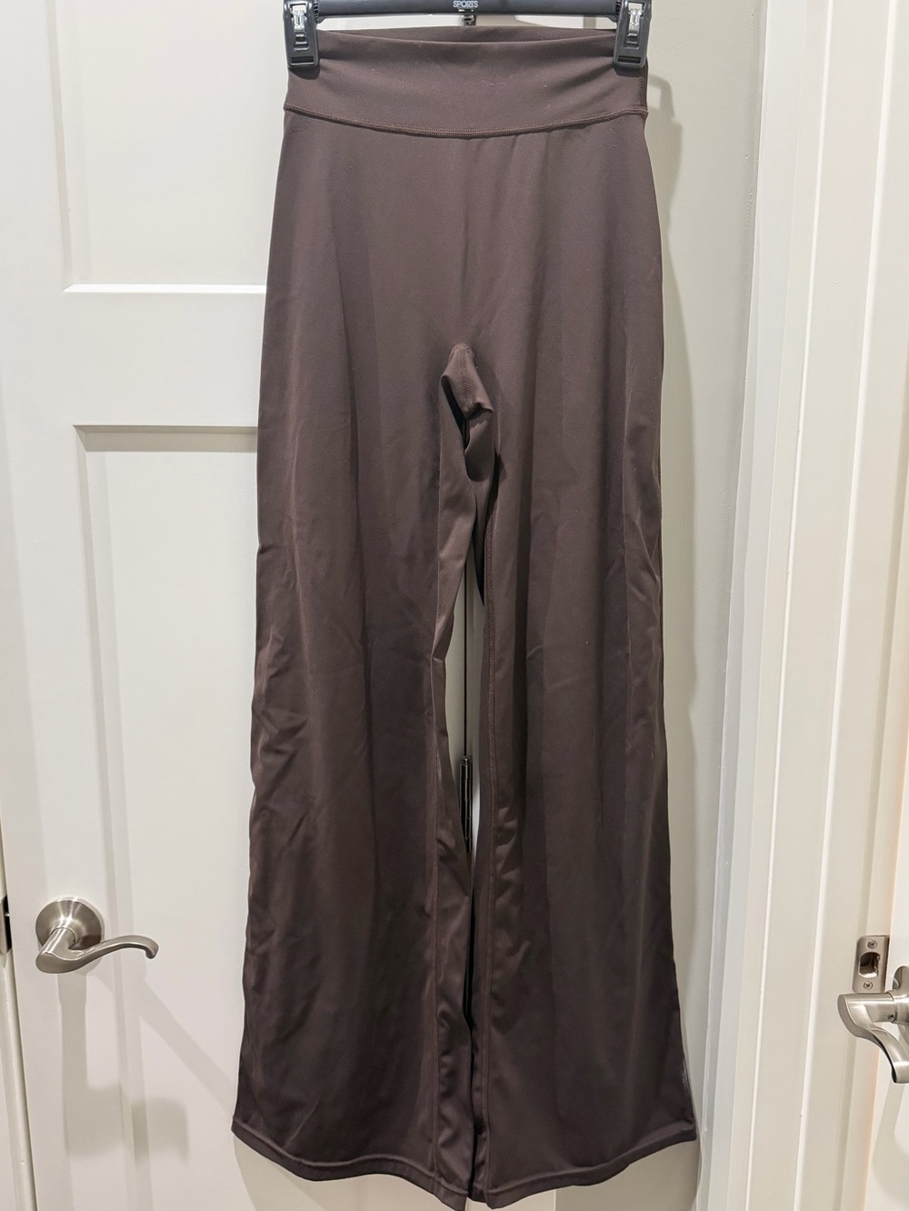 Medium High-Waist Wide Leg Yoga Leggings in Deep Brown